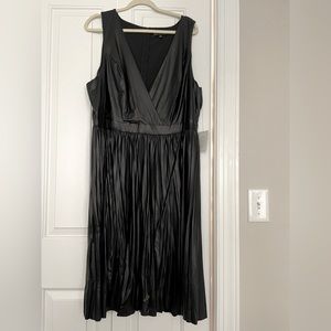Eloquii black deep vneck ruffled dress. Material polyester and spandex